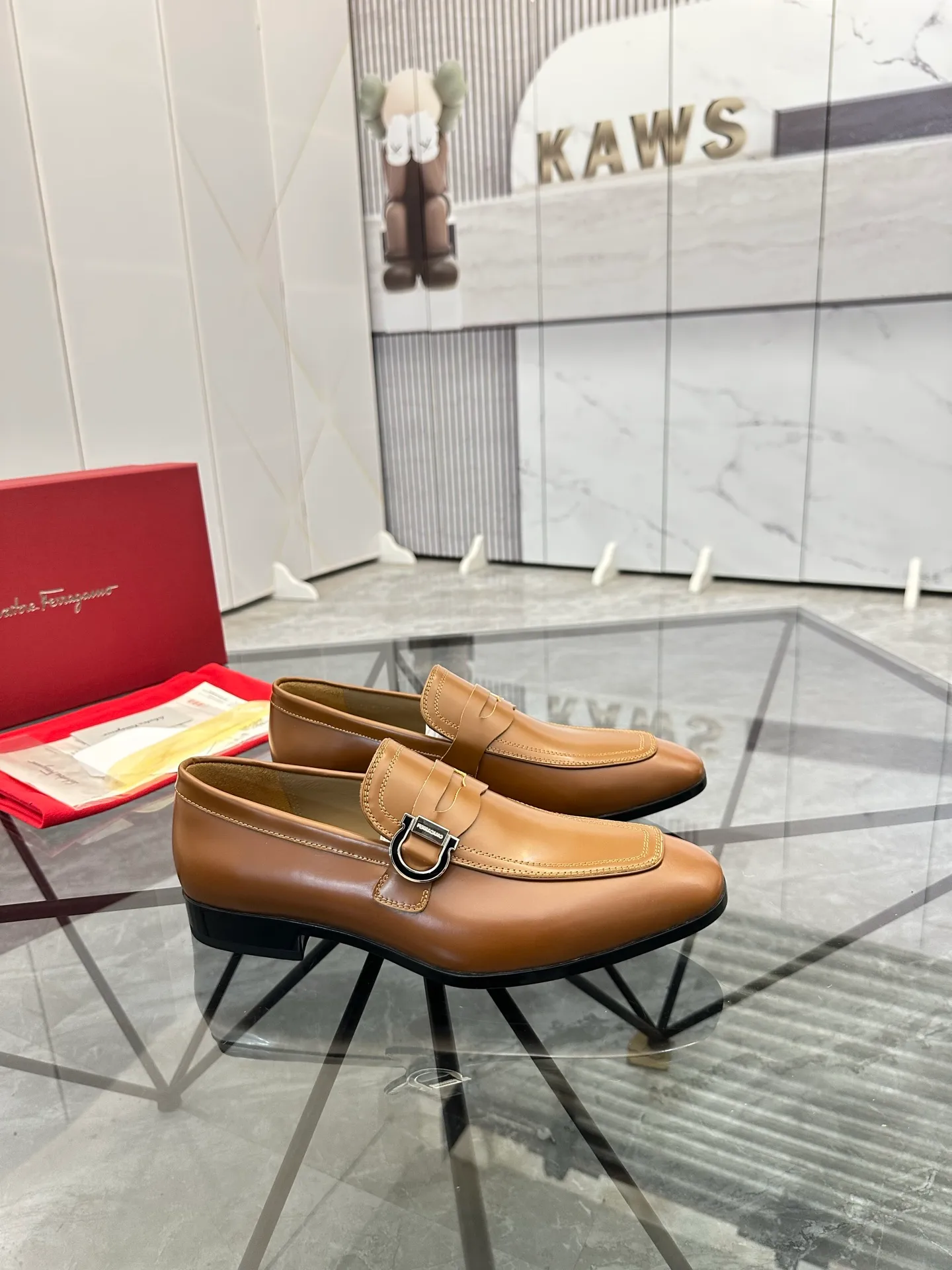 Men's shoes: 💰P640¥ High-end quality Product trademark: Ferragamo* "Ferragamo*" leather shoes Regular size: 38-44 (can be customized to 45.46.) Product materials: imported first-layer cowhide leather upper, cowhide lining, original outsole. Number: 688